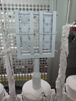 Uchwyt z zamocowanymi próbkami modelowymi: b) po procesie EB-PVD. Temperatura procesu 900&deg;C.